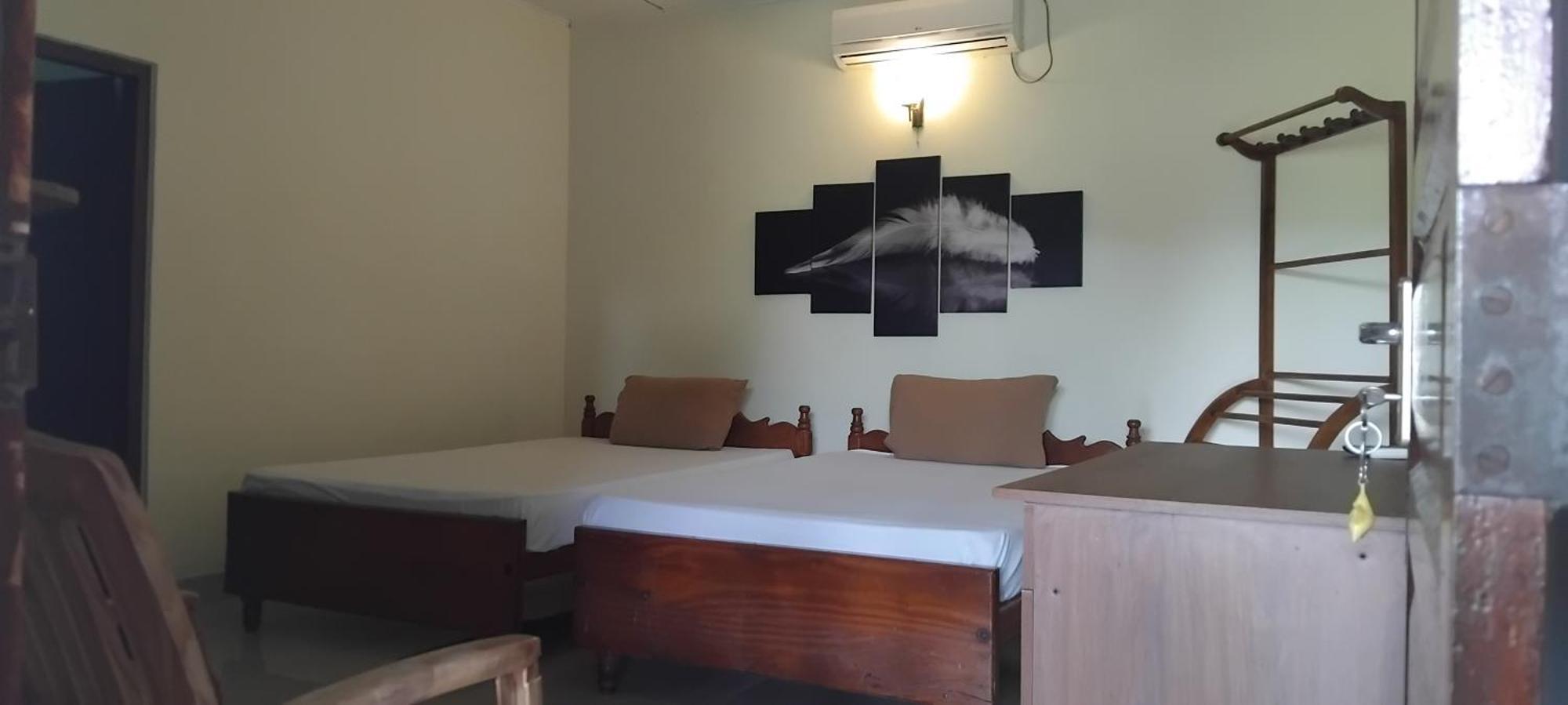 Hansika Guest Inn Buttala Pokoj fotografie